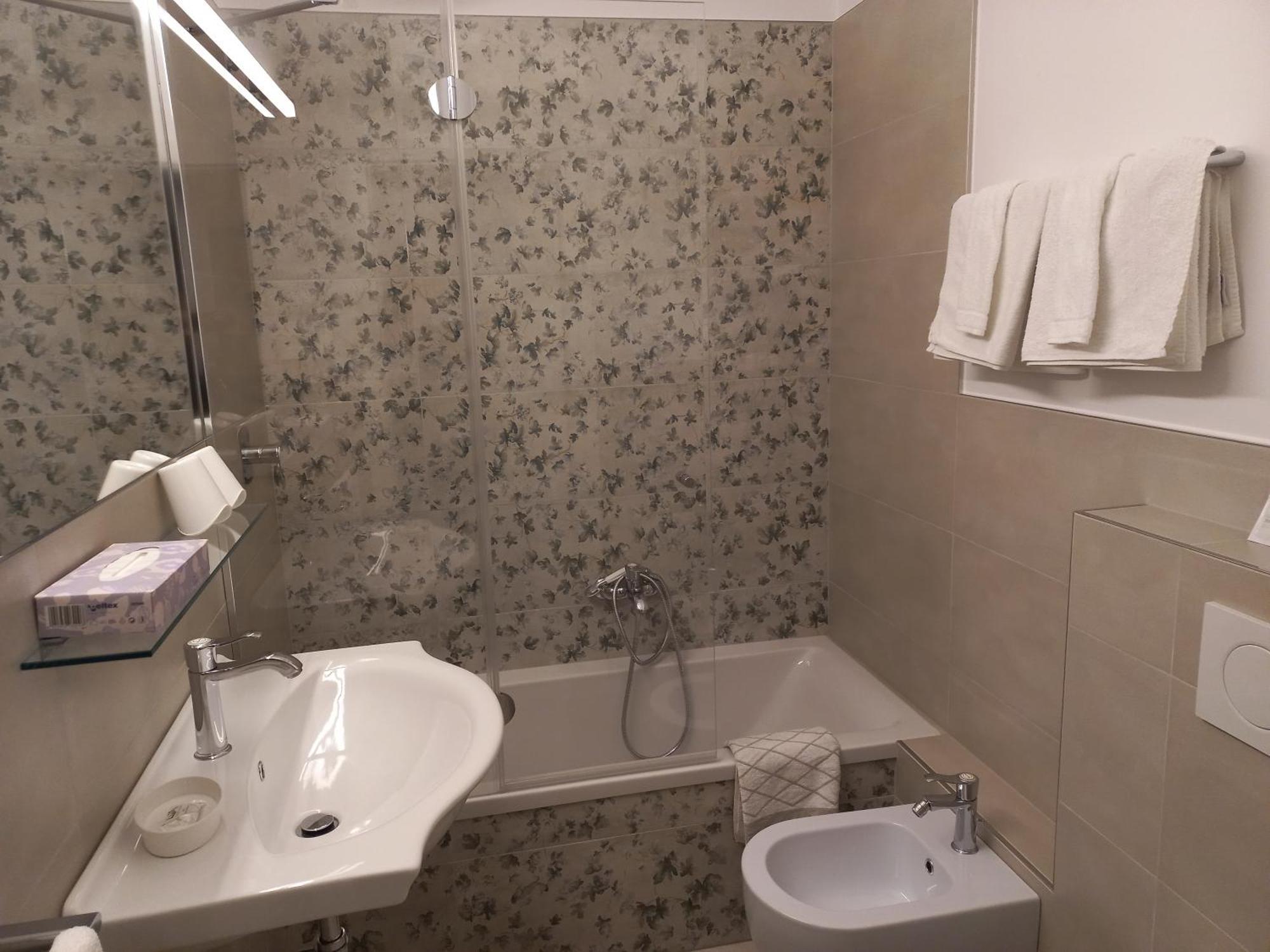 Hotel Lux Merano Bilik gambar